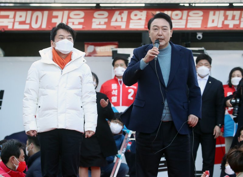 [이천=뉴시스] 전신 기자 = 윤석열 국민의힘 대선 후보와 안철수 국민의당 대표가 5일 경기 이천 중리사거리 인근에서 합동 유세를 하고 있다. 2022.03.05. photo1006@newsis.com
