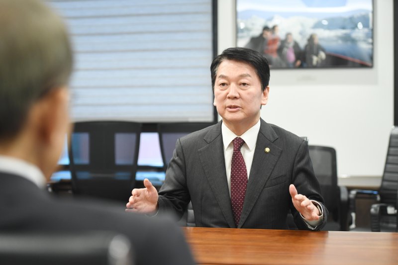 [서울=뉴시스] 김금보 기자 = 안철수 국민의힘 의원이 17일 오전 서울 서초구 이명박 재단 사무실에서 이명박 전 대통령을 예방하고 있다. (공동취재) 2025.03.17. photo@newsis.com