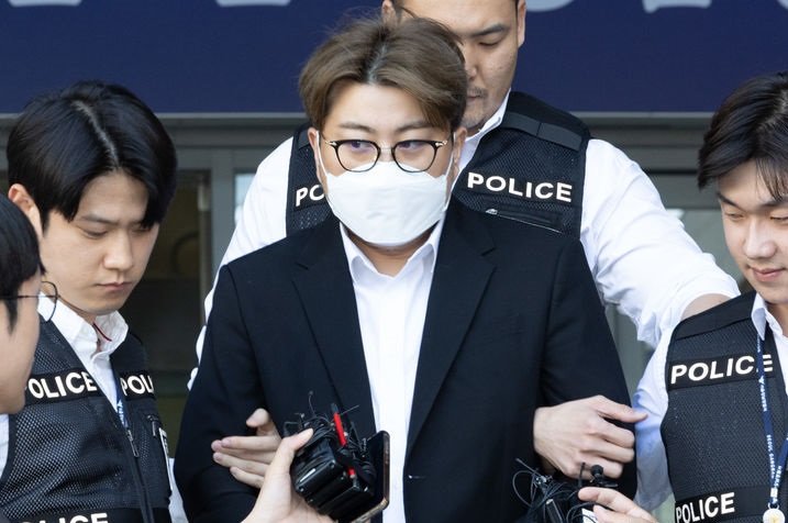 [서울=뉴시스] 황준선 기자 = 음주 뺑소니 혐의를 받고 있는 트로트 가수 김호중이 지난해 12월31일 오전 서울 강남경찰서에서 검찰로 송치되고 있다. 2024.05.31. hwang@newsis.com