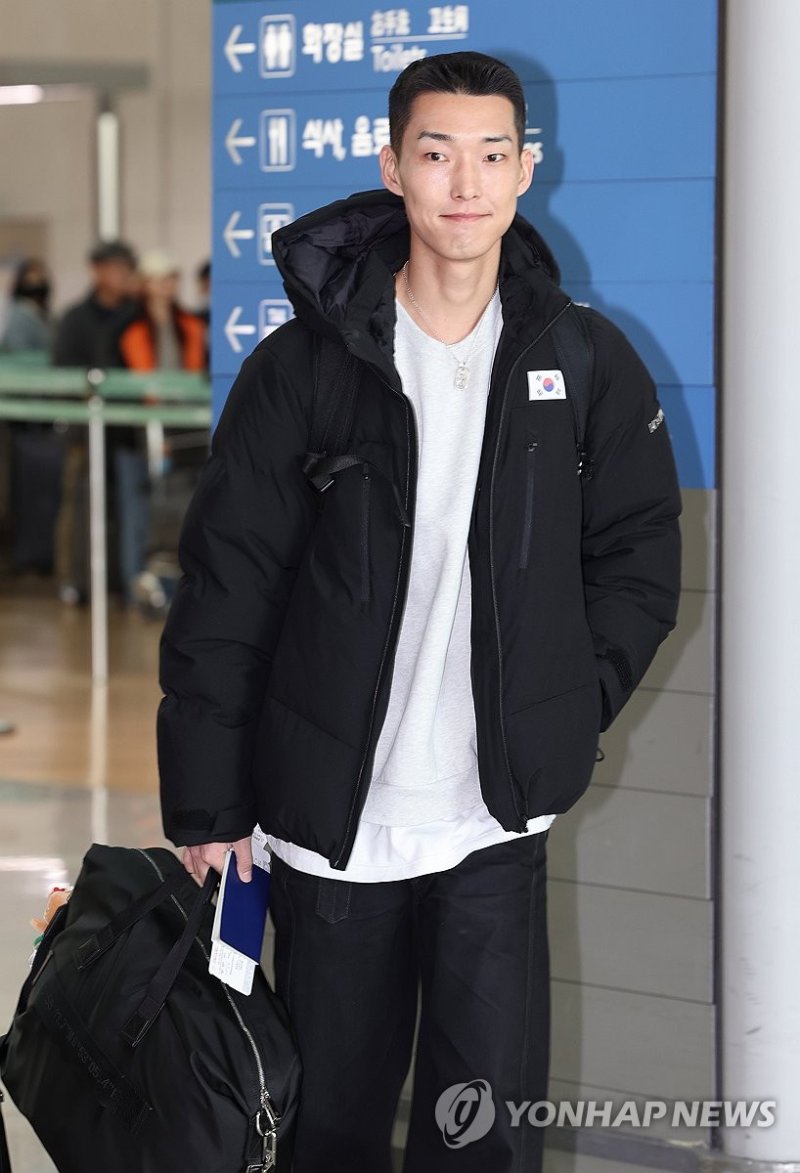 출국하는 우상혁 (출처=연합뉴스)