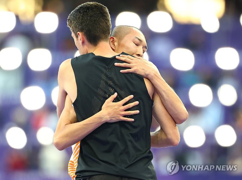 우상혁 위로하는 커 (출처=연합뉴스)