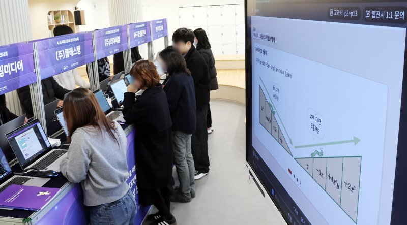 [부산=뉴시스] 하경민 기자 = 올해 3월 도입을 앞둔 'AI 디지털교과서 상설 전시회'가 열린 18일 부산 북구 SW·AI교육거점센터에서 지역 교사들이 AI 디지털교과서를 살펴보고 있다. 2025.02.18. yulnetphoto@newsis.com