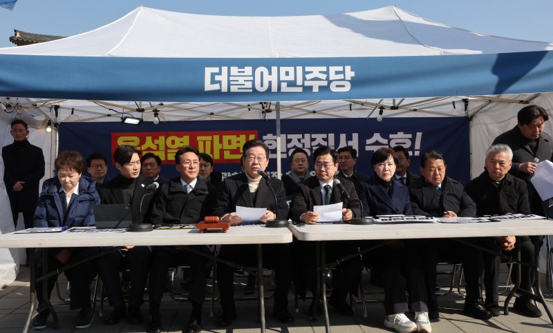 이재명 더불어민주당 대표가 19일 오전 서울 경복궁역 인근에 마련된 민주당 천막농성장에서 열린 최고위원회의에서 모두 발언을 하고 있다. 2025.3.19/뉴스1 ⓒ News1 국회사진취재단