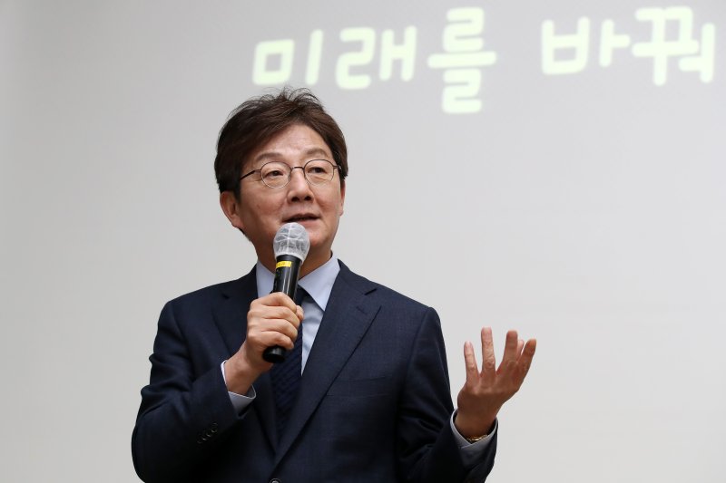 유승민 전 국민의힘 의원이 18일 오후 경북 경산시 영남대학교를 찾아 '정치를 바꿔라 미래를 바꿔라'를 주제로 특강하고 있다. 2025.3.18/뉴스1 ⓒ News1 공정식 기자