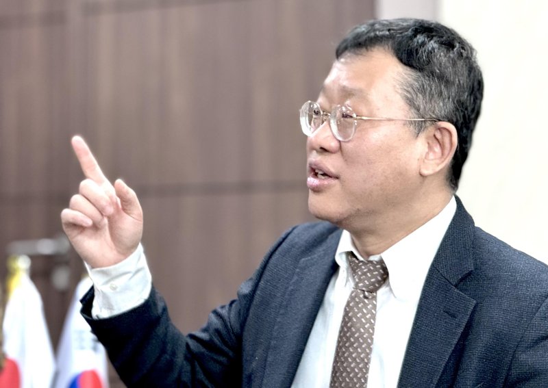 공형식 주일한국문화원장이 지난 12일 일본 도쿄 주일한국문화원에서 외교부 출입기자단과 만나 인터뷰를 진행하고 있다.(외교부 공동취재단)