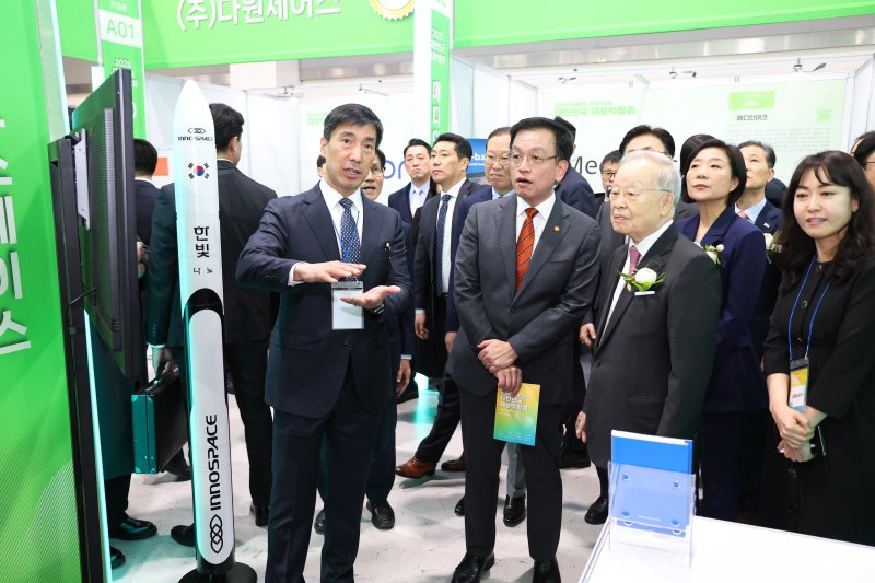 [서울=뉴시스] 최진석 기자 = 최상목 대통령 권한대행 부총리 겸 기획재정부 장관이 19일 서울 서초구 aT센터에서 열린 2025 대한민국 채용박람회에서 오영주 중소벤처기업부 장관, 손경식 한국경영자총협회장과 함께 민간 우주발사체 기업 부스를 둘러보며 설명을 듣고 있다. 2025.03.19. myjs@newsis.com