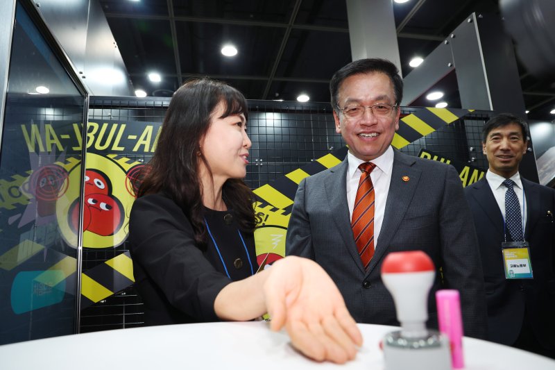 [서울=뉴시스] 최진석 기자 = 최상목 대통령 권한대행 부총리 겸 기획재정부 장관이 19일 서울 서초구 aT센터에서 열린 2025 대한민국 채용박람회에서 청년일자리 정책 체험형 홍보관 청년On 라운지를 찾아 체험을 하며 관계자의 설명을 듣고 있다. 2025.03.19. myjs@newsis.com