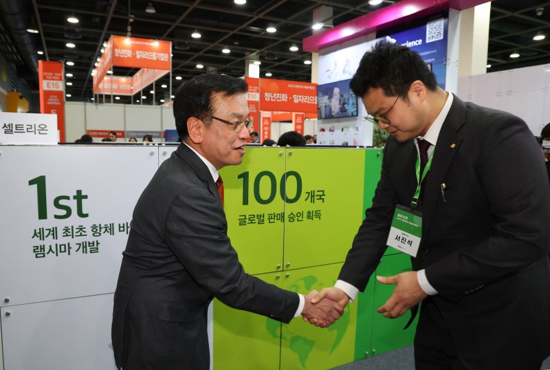 [서울=뉴시스] 최진석 기자 = 최상목 대통령 권한대행 부총리 겸 기획재정부 장관이 19일 서울 서초구 aT센터에서 열린 2025 대한민국 채용박람회에서 셀트리온 부스를 찾아 서진석 대표이사와 인사나누고 있다. 2025.03.19. myjs@newsis.com