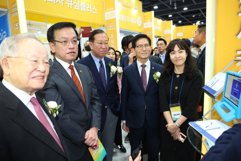 [서울=뉴시스] 최진석 기자 = 최상목 대통령 권한대행 부총리 겸 기획재정부 장관이 19일 서울 서초구 aT센터에서 열린 2025 대한민국 채용박람회에서 셀트리온 참여 부스를 찾아 설명을 듣고 있다. 2025.03.19. myjs@newsis.com