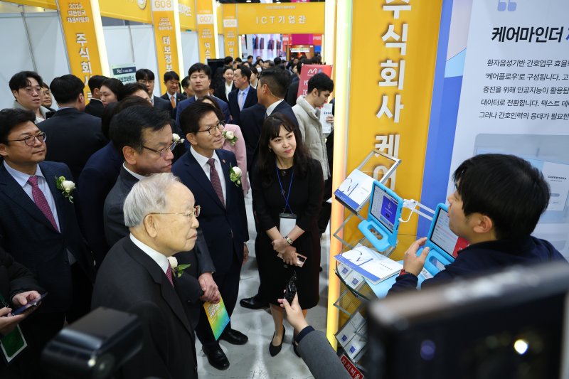 [서울=뉴시스] 최진석 기자 = 최상목 대통령 권한대행 부총리 겸 기획재정부 장관이 19일 서울 서초구 aT센터에서 열린 2025 대한민국 채용박람회에서 셀트리온 참여 부스를 찾아 설명을 듣고 있다. 2025.03.19. myjs@newsis.com