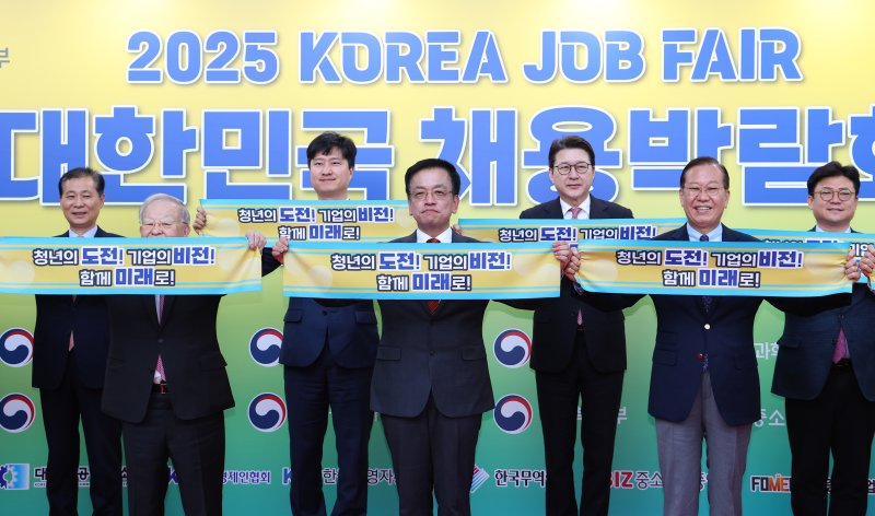 [서울=뉴시스] 최진석 기자 = 최상목 대통령 권한대행 부총리 겸 기획재정부 장관과 손경식 한국경영자총협회 회장, 권영세 국민의힘 비상대책위원장 등이 19일 서울 서초구 aT센터에서 열린 2025 대한민국 채용박람회 개막식에서 펼침막을 들고 세리머니 하고 있다. 2025.03.19. myjs@newsis.com