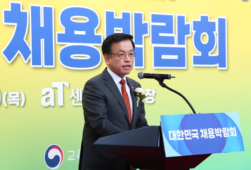 [서울=뉴시스] 최진석 기자 = 최상목 대통령 권한대행 부총리 겸 기획재정부 장관이 19일 서울 서초구 aT센터에서 열린 2025 대한민국 채용박람회 개막식에서 축사하고 있다. 2025.03.19. myjs@newsis.com