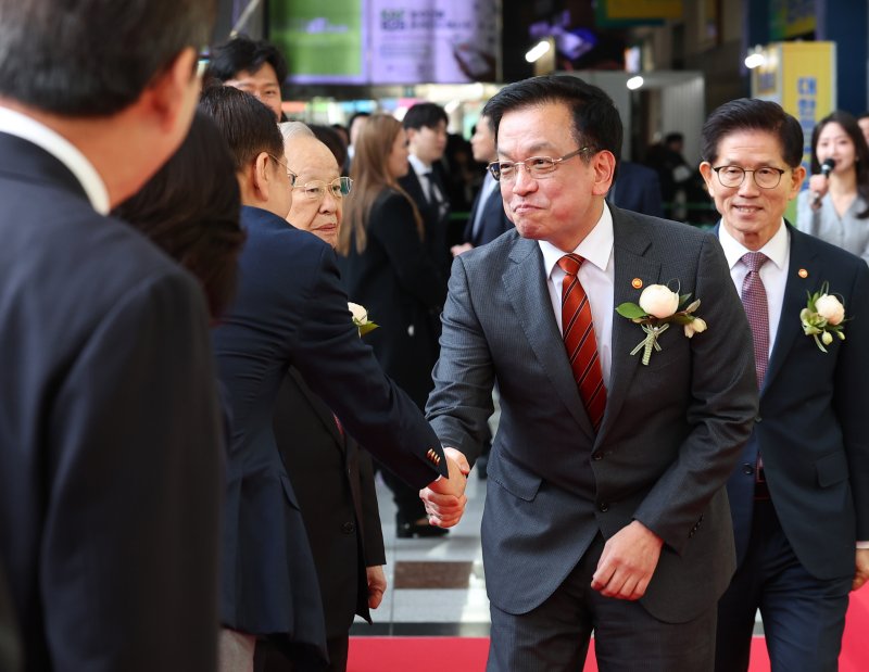 [서울=뉴시스] 최진석 기자 = 최상목 대통령 권한대행 부총리 겸 기획재정부 장관이 19일 서울 서초구 aT센터에서 열린 2025 대한민국 채용박람회 개막식에서 권영세 국민의힘 비상대책위원장과 악수하고 있다. 2025.03.19. myjs@newsis.com