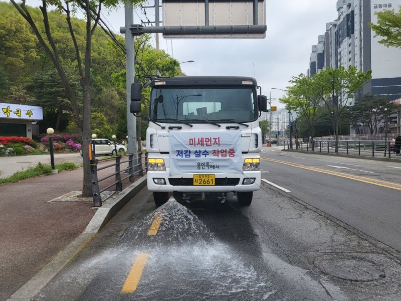 [용인=뉴시스]살수차가 도로 미세먼지 제거를 위해 물을 뿌리고 있다. (사진=용인시 제공) 2025.03.19. photo@newsis.com