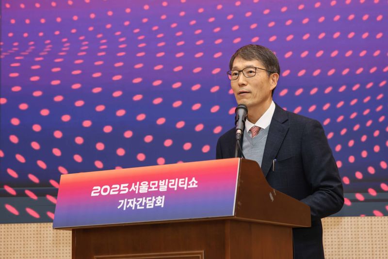 강남훈 서울모빌리티쇼 조직위원장이 19일 서울 강남구 과학기술회관에서 기자간담회를 열고 '2025 서울모빌리티쇼'에 대한 주요 추진 상황을 발표하고 있다. 서울모빌리티쇼조직위원회 제공