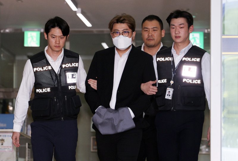 '음주 뺑소니' 혐의를 받는 트로트 가수 김호중 씨가 지난해 5월 31일 오전 서울 강남경찰서에서 나와 검찰로 구속 송치되고 있다. 2024.5.31/뉴스1 ⓒ News1 박정호 기자