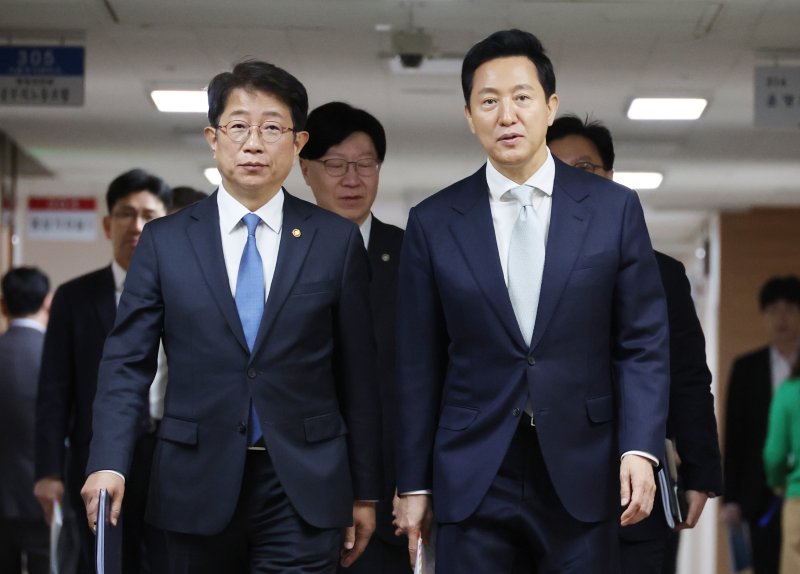 [서울=뉴시스] 김명원 기자 = 박상우 국토교통부 장관, 오세훈 서울시장이 19일 오전 서울 종로구 정부서울청사에서 열린 주택시장 안정화 방안 발표를 위해 브리핑실로 이동하고 있다. 2025.03.19. kmx1105@newsis.com