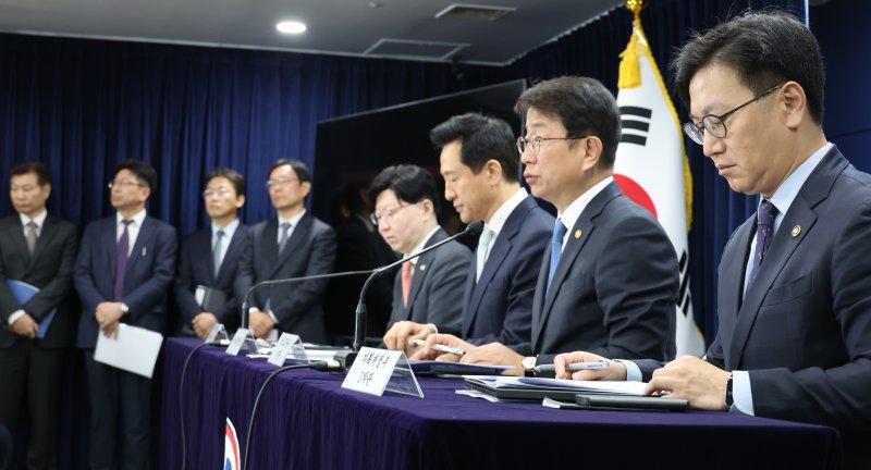 [서울=뉴시스] 김명원 기자 = 박상우 국토교통부 장관이 19일 오전 서울 종로구 정부서울청사에서 열린 주택시장 안정화 방안 브리핑에서 발언하고 있다. 오른쪽부터 김범석 기획재정부 1차관, 박상우 장관, 오세훈 서울시장, 김소영 금융위 부위원장. 2025.03.19. kmx1105@newsis.com