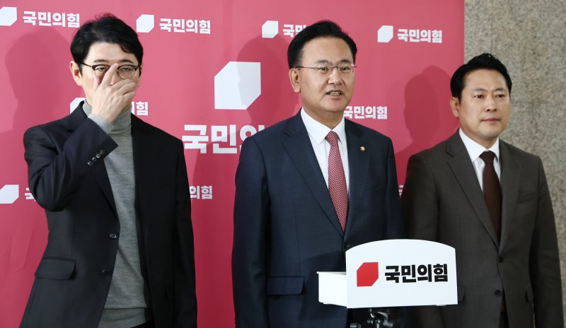 법제사법위원회 소속 국민의힘 유상범 간사와 주진우, 장동혁 의원이 19일 오전 서울 여의도 국회에서 더불어민주당 김건희 여사 상설특검요구안 비판 기자회견을 하고 있다. 2025.3.19/뉴스1 ⓒ News1 김민지 기자