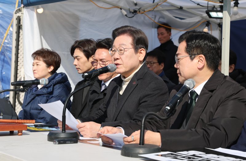 이재명 더불어민주당 대표가 19일 오전 서울 종로구 경복궁역 부근 광화문 민주당 천막농성장에서 열린 현장 최고위원회의에서 모두 발언하고 있다. 2025.3.19/뉴스1 ⓒ News1 국회사진취재단