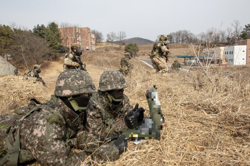 육군 제17보병사단은 2025년 FS/TIGER와 연계하여 지난 16일부터 인천시 일대 및 경기도 파주 무건리훈련장에서 '한미연합전투지휘훈련'을 실시하고 있다고 19일 밝혔다. CWMD-TF 장병들이 드론을 띄워 의심시설 주변을 정찰하고 있다. (육군 제공. 재판매 및 DB 금지) 2025.3.19/뉴스1