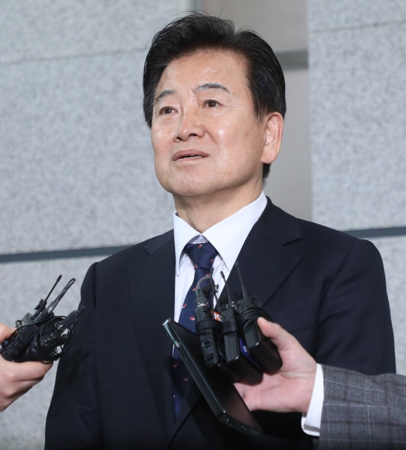 공직선거법 위반 혐의로 기소된 정동영 더불어민주당 국회의원(전북 전주병)이 19일 전북자치도 전주시 전주지법에서 재판을 마치고 취재진의 질의에 답변을 하고 있다. 2025.3.19/뉴스1 ⓒ News1 유경석 기자