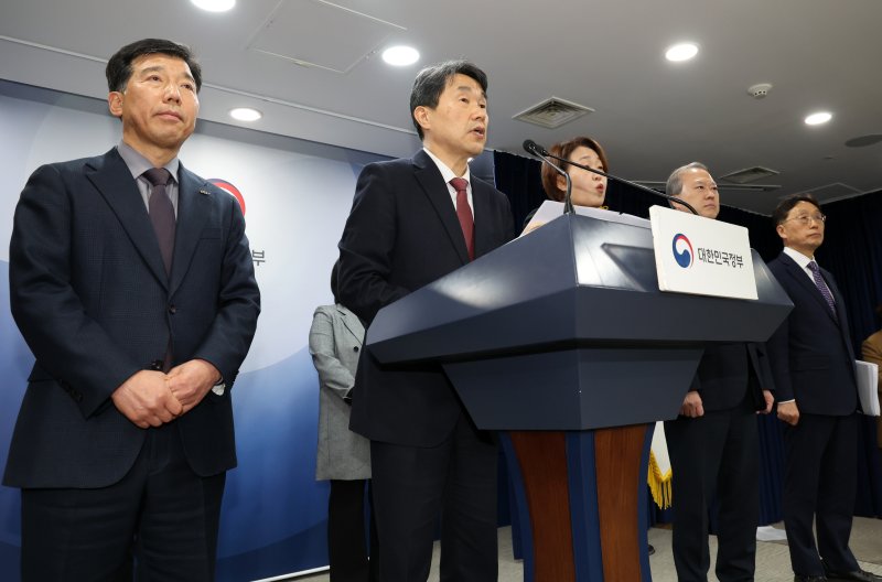 [서울=뉴시스] 배훈식 기자 = 이주호 사회부총리 겸 교육부 장관이 7일 오후 서울 종로구 정부서울청사에서 의과대학 학생 복귀 및 교육 정상화 관련 브리핑을 하고 있다. 2025.03.07. dahora83@newsis.com