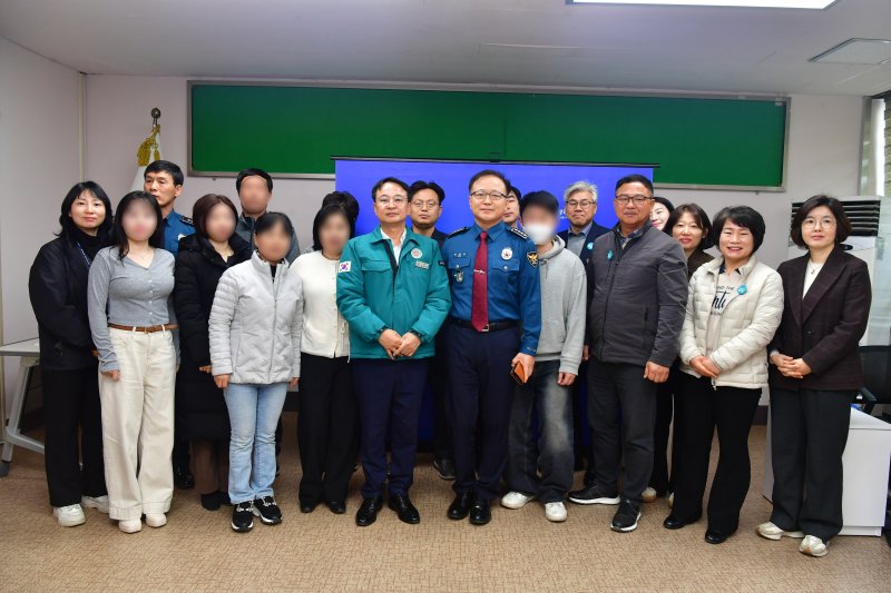 [완주=뉴시스] 19일 완주군의회 김재천 부의장 주관으로 열린 북한이탈주민 취업지원 방안 모색 간담회 참석자들이 기념촬영을 하고 있다. (사진=완주군의회 제공) 2025.03.19. photo@newsis.com *재판매 및 DB 금지
