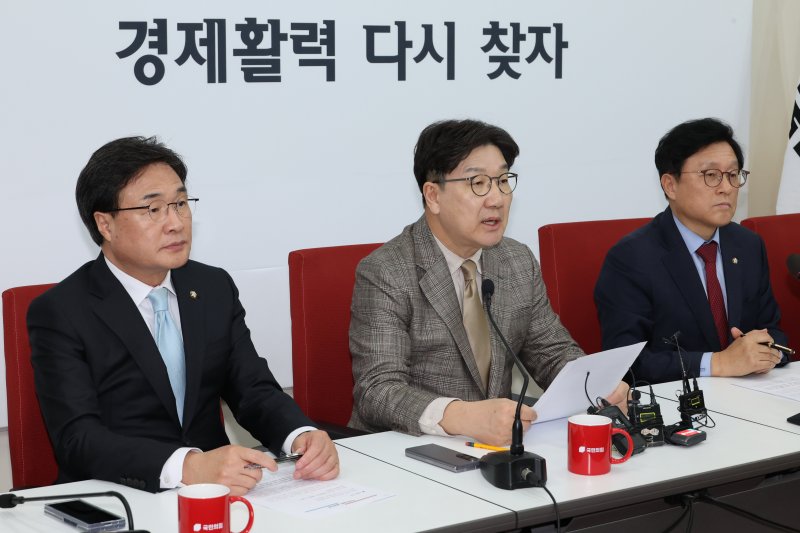 이재명 대표의 '막말 논란' 비판하는 권성동 원내대표 (서울=연합뉴스) 김주성 기자 = 국민의힘 권성동 원내대표가 19일 서울 여의도 국회에서 기자간담회를 열고, 더불어민주당 이재명 대표의 최상목 대통령 권한대행 부총리 겸 기획재정부 장관을 향한 '막말 논란'과 관련해 발언하고 있다. 2025.3.19 utzza@yna.co.kr (끝)