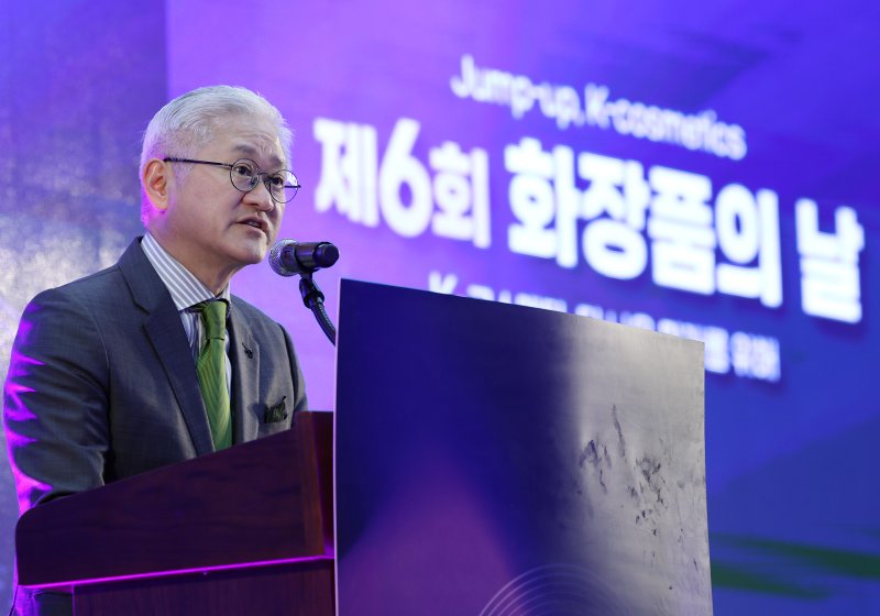 [고양=뉴시스] 이영환 기자 = 서경배 대한화장품협회 회장이 17일 오전 경기 고양시 킨텍스2전시장에서 열린 제6회 화장품의 날에 참석해 환영사를 하고 있다. 2024.10.17. 20hwan@newsis.com