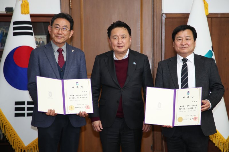 [청주=뉴시스] 19일 충북 청주시 상당구 문화동 충북도청 여는마당에서 김영환(가운데) 충북지사가 김한용(왼쪽) 한국공항학회 고문과 박원태 한국공학학회 고문을 도정 특별자문관으로 위촉한 뒤 기념촬영하고 있다.(사진=충북도 제공) 2025.03.19. photo@newsis.com *재판매 및 DB 금지