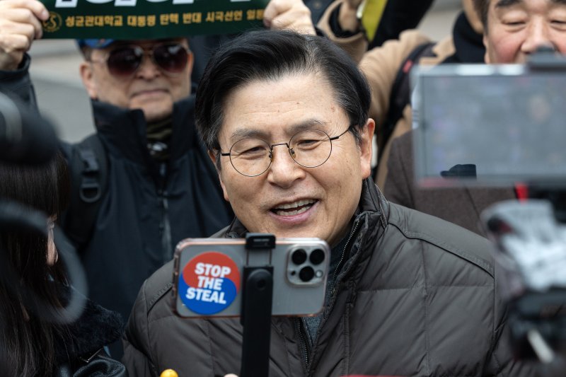황교안 전 국무총리가 28일 서울 종로구 성균관대학교 앞에서 열린 윤석열 대통령 탄핵 반대 집회에 참석하고 있다. 2025.2.28/뉴스1 ⓒ News1 이승배 기자