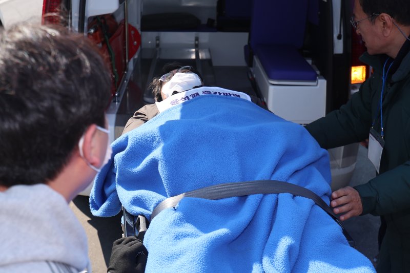 윤석열 즉각파면을 촉구하는 비상행동 공동의장단 단식 농성이 12일째로 접어든 지난 19일 서울 종로구 광화문 인근에서 진영종 참여연대 공동대표가 건강 악화로 인해 병원으로 이송되고 있다. 연합뉴스