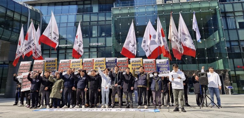 카카오 공동체 노동조합 크루유니언(전국화섬식품노조 카카오지회)은 19일 경기 성남시 카카오 판교아지트 정문 앞에서 기자회견을 열고 콘텐츠 CIC 법인 분사 계획에 반대했다. 2025.03.19. ⓒ 뉴스1 신은빈 기자