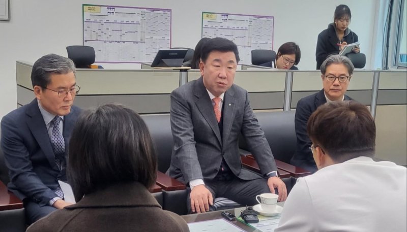 기자실 찾은 이범석(가운데) 시장 (출처=연합뉴스)