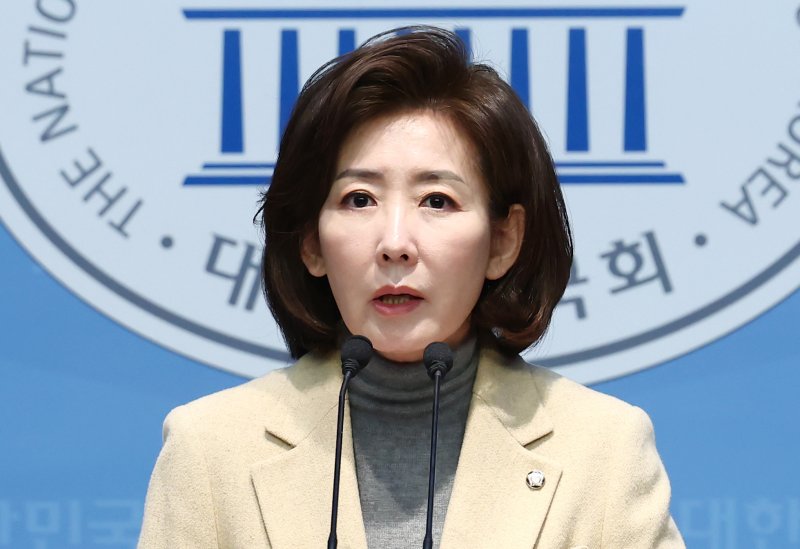 나경원 국민의힘 의원이 17일 오전 서울 여의도 국회 소통관에서 헌법재판소의 윤석열 대통령 탄핵심판 편파성·불공정성을 주장하는 기자회견을 하고 있다. 2025.2.17/뉴스1 ⓒ News1 김민지 기자
