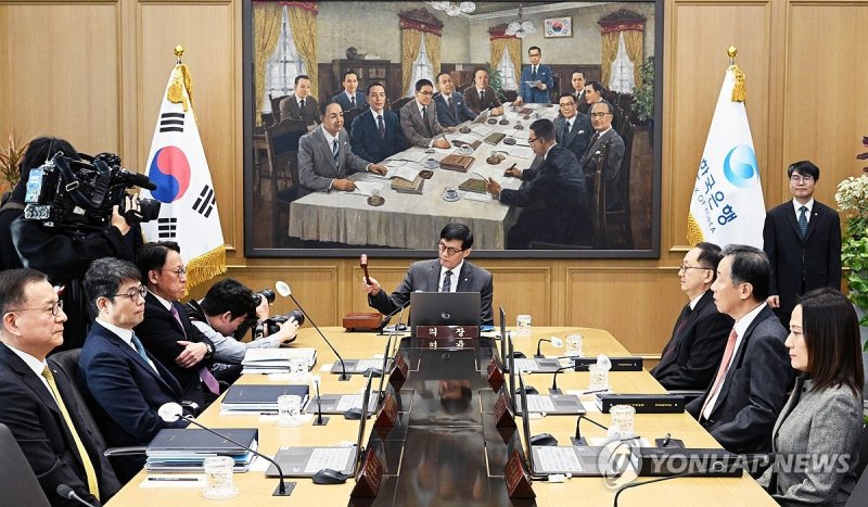 의사봉 두드리는 이창용 한국은행 총재 (출처=연합뉴스)