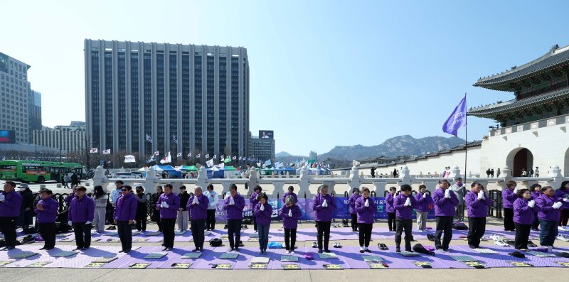 [서울=뉴시스] 고범준 기자 = 10.29 이태원 참사 유가족협의회, 시민대책회의 관계자들이 19일 서울 종로구 광화문 월대 옆에서 윤석열 대통령 파면 기원 159배를 하고 있다. 2025.03.19. bjko@newsis.com