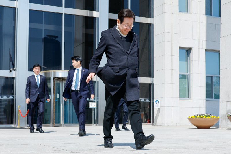 암살 위협설로 인해 방탄복을 입은 이재명 더불어민주당 대표가 19일 서울 여의도 국회에서 비공개 최고위원회의를 마친 후 이동하고 있다. 2025.3.19/뉴스1 ⓒ News1 안은나 기자