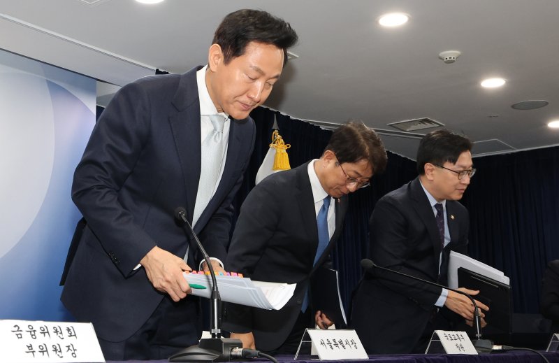 오세훈 서울시장과 박상우 국토교통부 장관이 19일 서울 종로구 정부서울청사에서 주택시장 안정화 방안 브리핑을 마치고 고개 숙여 인사하고 있다. 2025.3.19/뉴스1 ⓒ News1 임세영 기자
