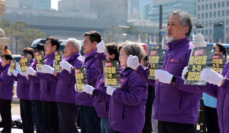 [서울=뉴시스] 고범준 기자 = 10.29 이태원 참사 유가족협의회, 시민대책회의 관계자들이 19일 서울 종로구 광화문 월대 옆에서 윤석열 대통령 파면 기원 159배를 마치고 구호를 외치고 있다. 2025.03.19. bjko@newsis.com