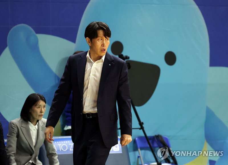 경기 지켜보는 우리은행 위성우 감독 (출처=연합뉴스)