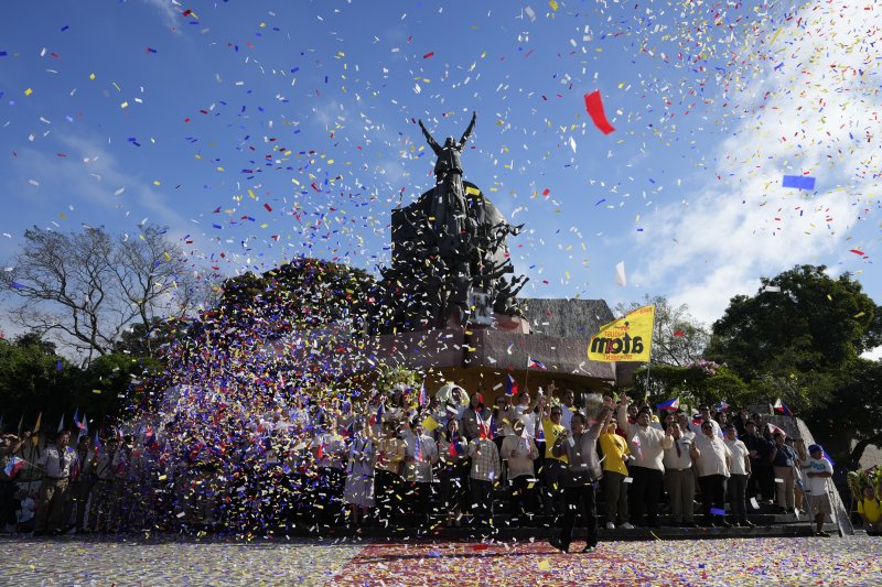 [케손시티=AP/뉴시스] 2월 25일 필리핀 케손시티의 '피플 파워' 기념비 앞에서 당시 대통령 페르디난드 마르코스를 축출한 '피플 파워' 혁명 제39주년 행사가 열려 참석자들 위로 색종이가 날리고 있다. 필리핀 국민은 1986년 2월 25일 무혈 혁명을 통해 마르코스 대통령의 20년 독재를 종식하고 민주주의를 회복했지만 그의 아들 마르코스 2세가 재집권해 현 대통령직을 맡고 있다. 2025.03.14.