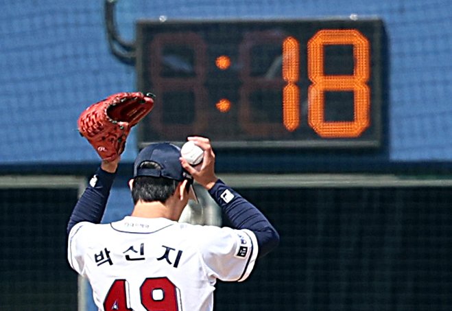 [서울=뉴시스] 김금보 기자 =지난해 3월14일 서울 송파구 잠실야구장에서 열린 2024 KBO리그 두산 베어스와 KIA 타이거즈의 시범경기에 '피치 클록'이 시범 운영되고 있다. 피치 클록은 투수는 주자가 있을 때 23초 안에, 주자가 없을 때 18초 안에 공을 던져야 한다. 타자는 피치 클록 종료 8초 전까지 타석에 들어서야 한다. 2024.03.14. kgb@newsis.com