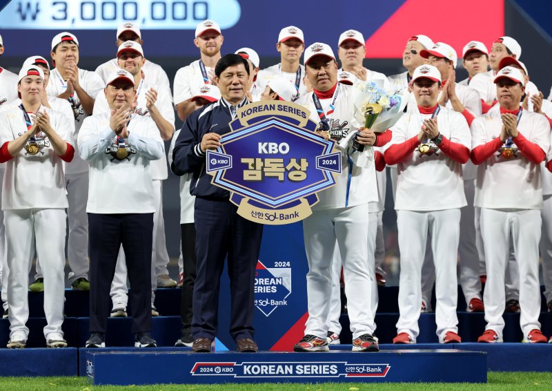 [광주=뉴시스] 김금보 기자 = 지난해 10월28일 광주 북구 광주-기아챔피언스필드에서 2024 KBO 포스트시즌 한국시리즈 4승 1패의 기록으로 통합 우승을 차지한 KIA 타이거즈 이범호 감독이 허구연 KBO총재로 부터 KBO감독상을 전달받고 있다. 2024.10.28. kgb@newsis.com
