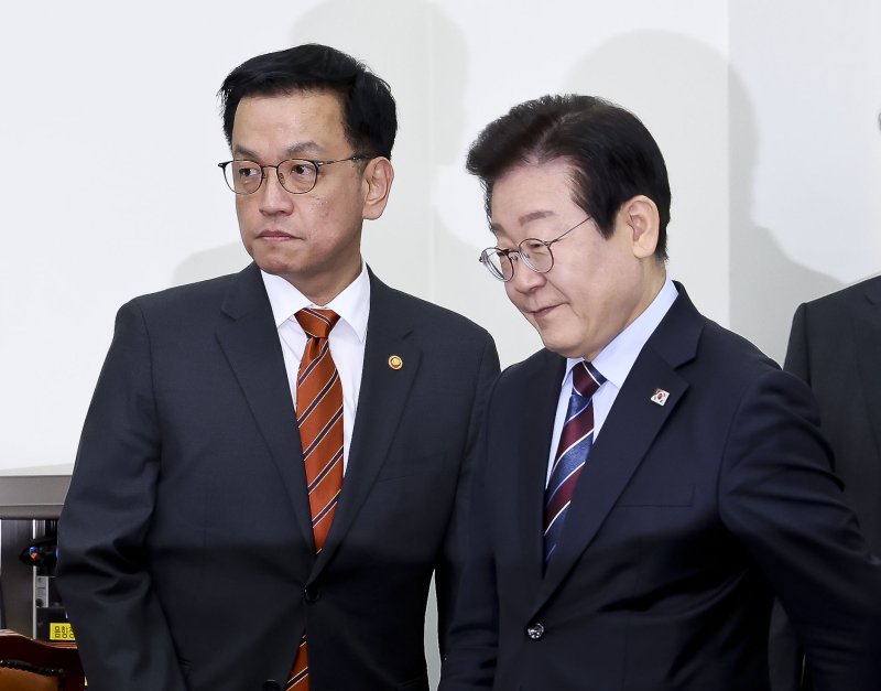 [서울=뉴시스] 국회사진기자단 = 이재명(오른쪽) 더불어민주당 대표가 13일 서울 여의도 국회에서 최상목 대통령 권한대행 부총리 겸 기획재정부 장관을 만나 함께 이동하고 있다. 2025.01.13. photo@newsis.com