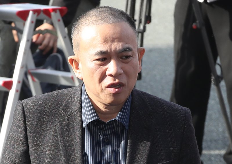 '윤석열 대통령 부부 공천 개입 의혹'의 핵심 인물인 명태균 씨가 정치자금법 위반 혐의 피의자 신분으로 검찰 조사를 받기 위해 경남 창원시 성산구 창원지방검찰청으로 출석하며 취재진 질문을 받고 있다. 2024.11.8/뉴스1 ⓒ News1 윤일지 기자