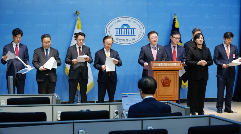 박일준 대한상공회의소 상근부회장이 19일 서울 여의도 국회 소통관에서 이동근 한국경영자총협회 상근부회장, 김창범 한국경제인협회 부회장, 정우용 한국상장회사협의회 정책부회장 등 참석자들과 상법 개정안에 대한 재의요구권 행사를 건의하는 경제8단체 공동성명을 발표하고 있다. 2025.3.19/뉴스1 ⓒ News1 안은나 기자