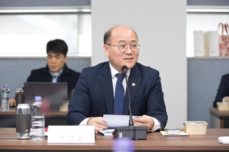 이창윤 과학기술정보통신부 차관이 19일 오후 대전시 유성구 한국에너지기술연구원에서 열린 '한-미 과학기술 협력 강화 연구기관 간담회' 에서 인사말을 하고 있다. 과학기술정보통신부 제공