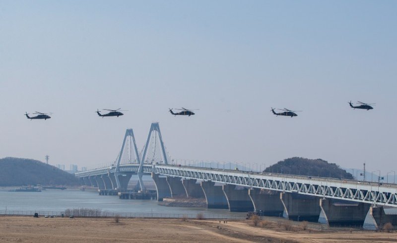 19일 인천시 서구 장도훈련장에서 장병들이 한미 연합 공중기동 훈련을 하고 있다. (육군 제17보병사단 제공) / 뉴스1